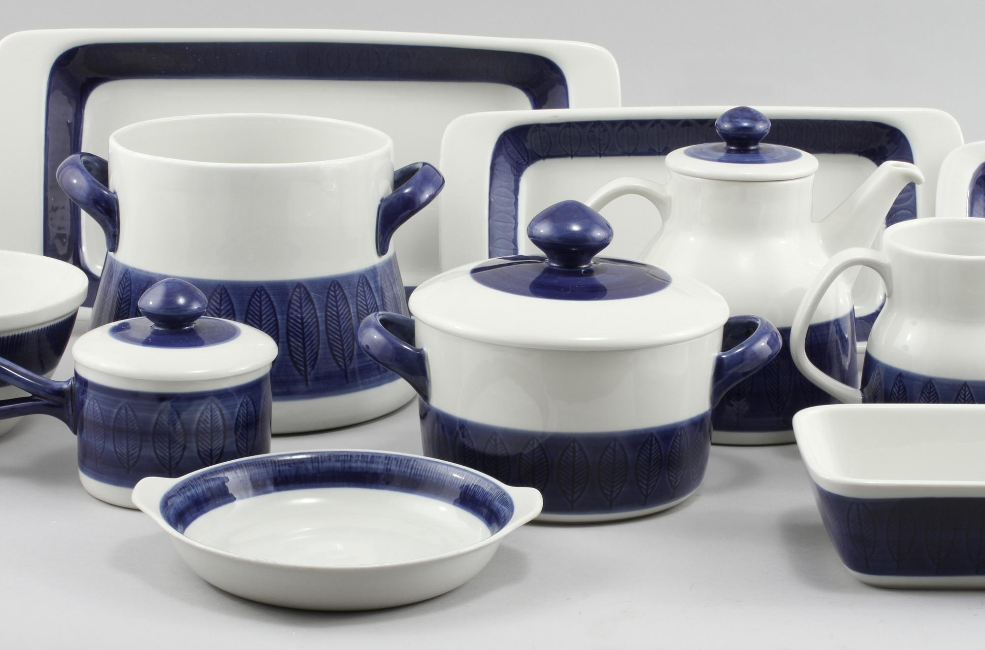 SERVISDELAR, 45 st, porslin, "Koka blå", Hertha Bengtsson, Rörstrand, 1956-88.