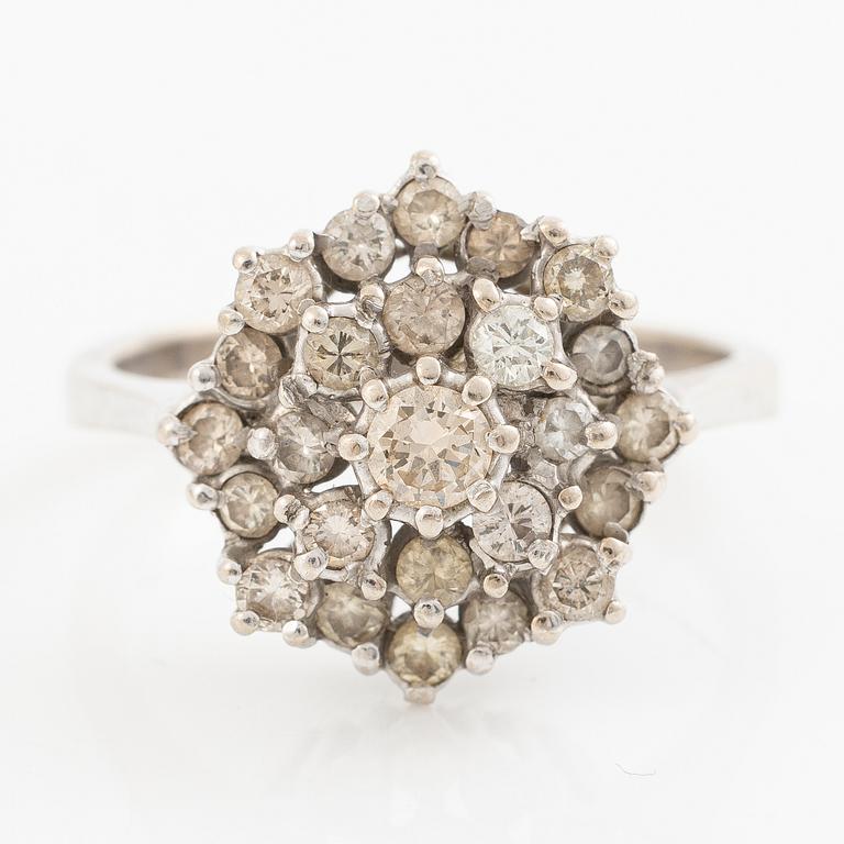 18K white gold ring with brilliant-cut diamonds.
