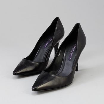 A pair of pumps, by Ralph Lauren., in size 39.