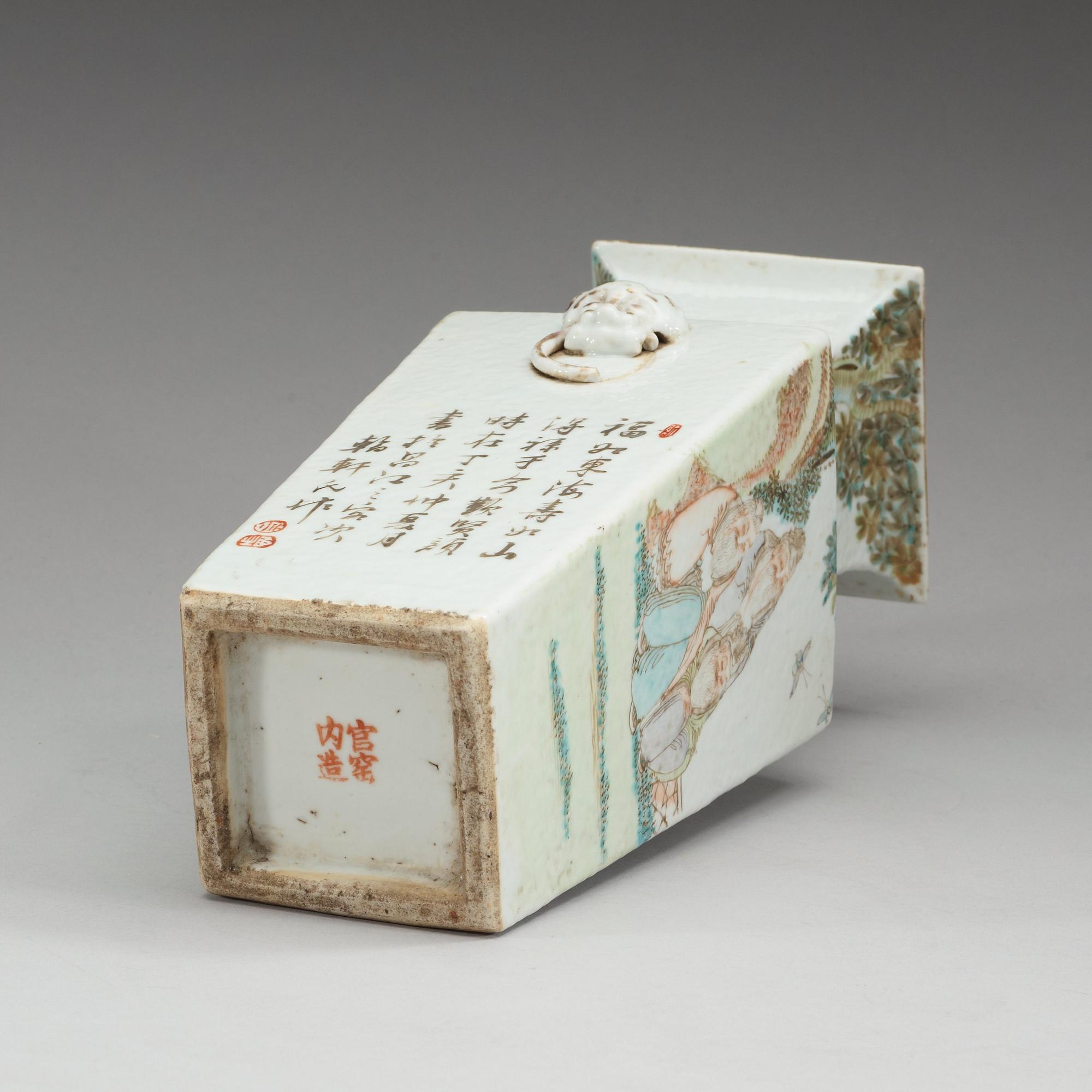 VAS, porslin. Sen Qing dynastin (1644-1912), med hallmärke.
