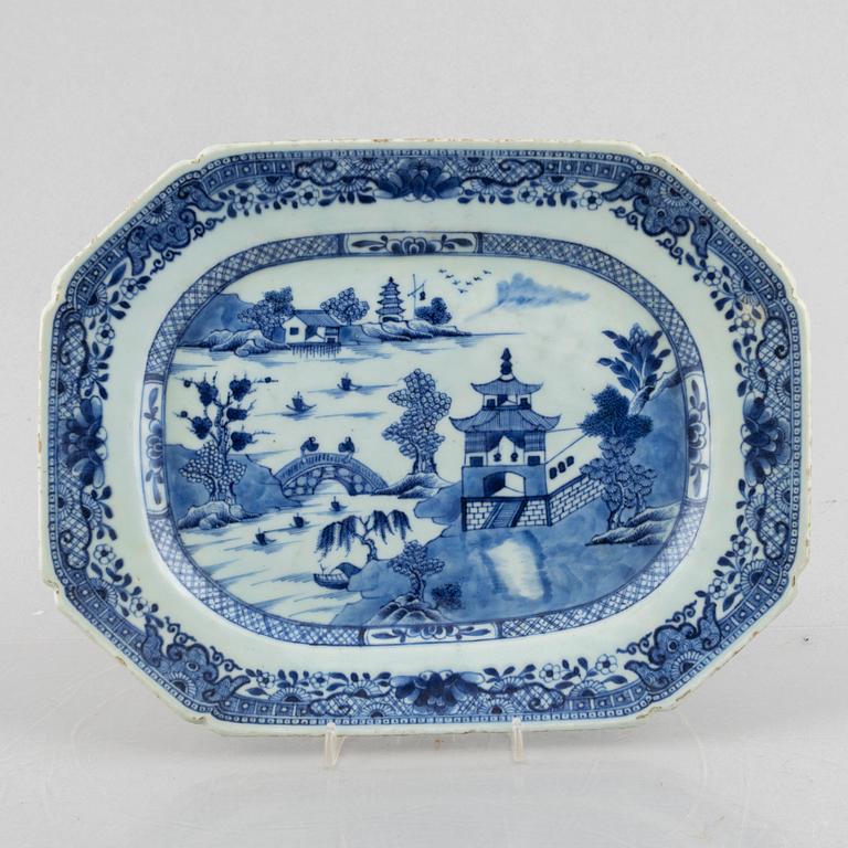 Stekfat, 2 st, samt smörterrin med lock och fat, kompaniporslin, Kina, Qianlong (1736-95).