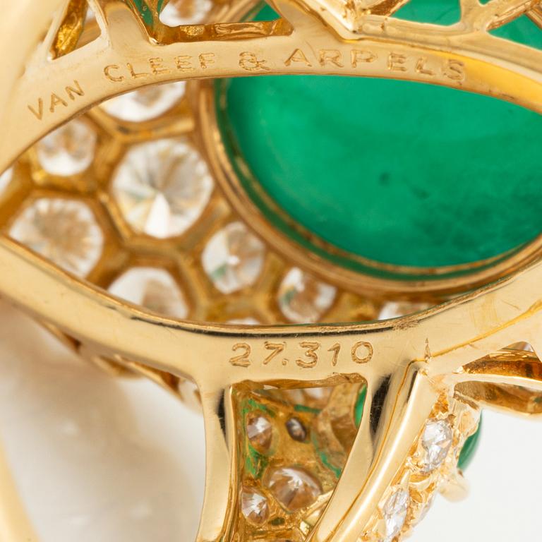 A Van Cleef & Arpels ring in 18K gold set  with cabochon-cut emerald and round brilliant-cut diamonds.