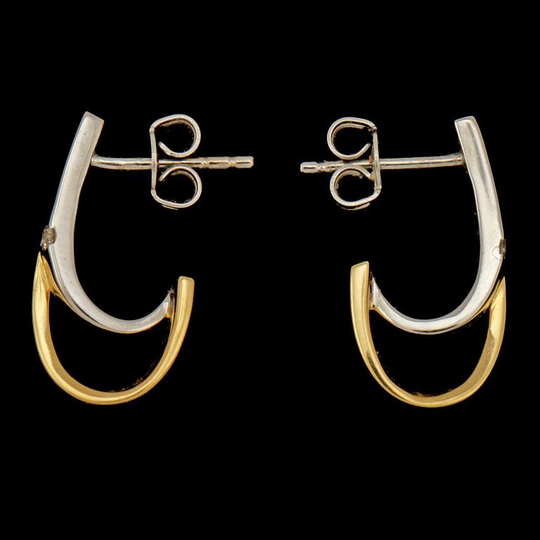 ÖRHÄNGEN, ett par, 18k guld och vitguld med 2 små briljantslipade diamanter, Hallbergs guld, 1900/2000-tal. Vikt 3 g.