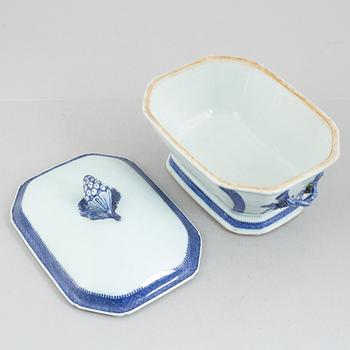 Terrin med lock och fat, kompaniporslin, Kina, Qingdynastin, Qianlong (1736-95).