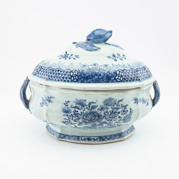 A Chinese blue and white export porcelain tureen with cover, Qing dynasty, 18th century.