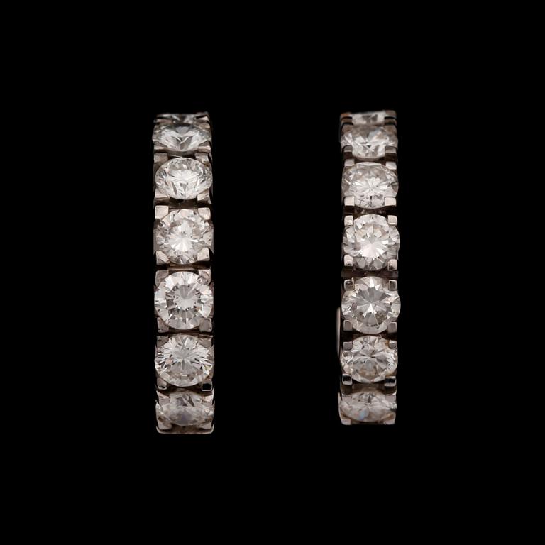 ÖRHÄNGEN, 16 briljantslipade diamanter, tot. 1.28 ct.