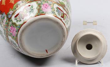 URNA MED LOCK, porslin, Kina. 1900-tal.