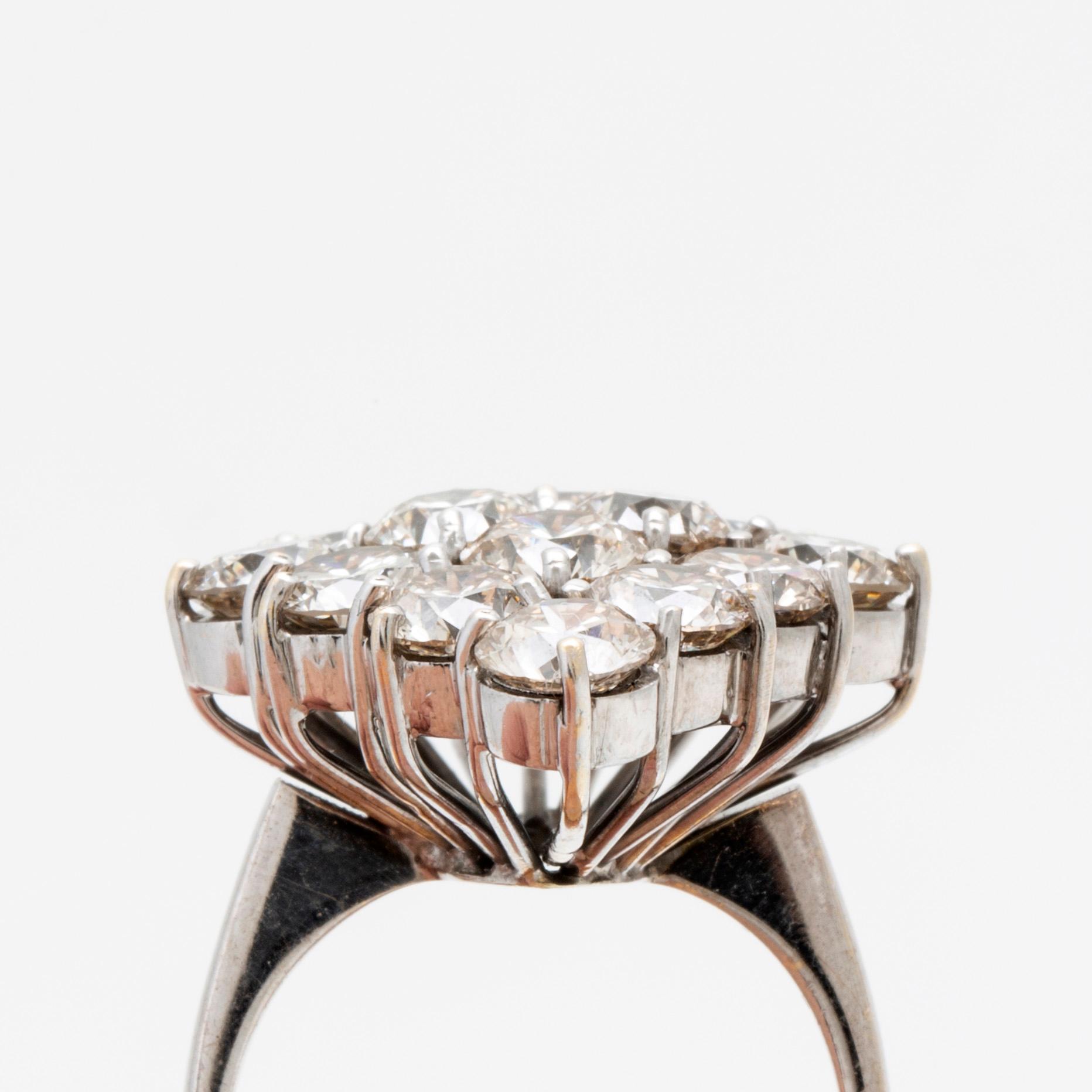 An 18K white gold and diamond ring, approx. 11.2 ct.
