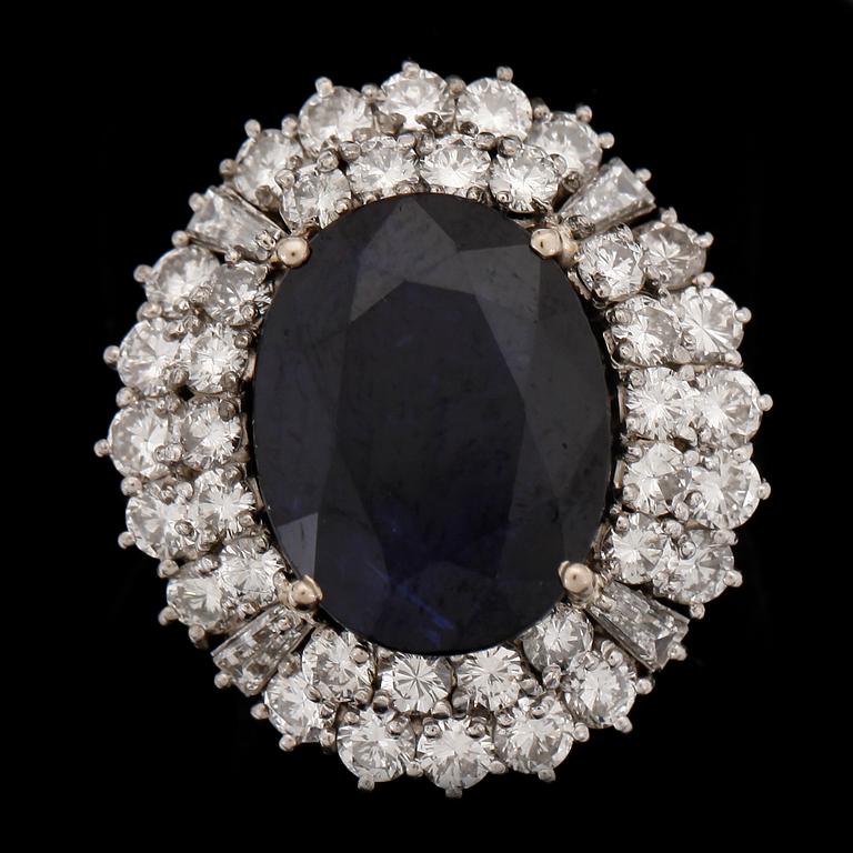 RING, 18k vitguld med safir ca8,02ct och briljantslipade diamanter tot ca3,00ct. Vikt ca 12g.