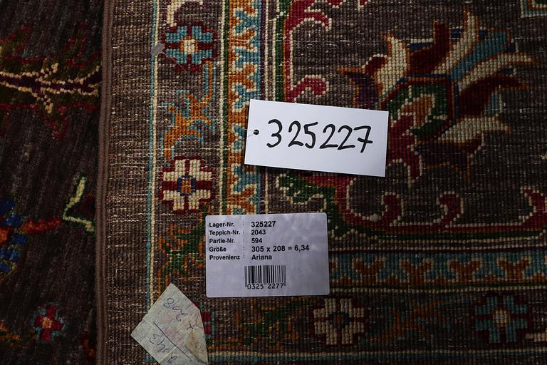 A carpet Zeigler design, ca 305 x 208 cm.