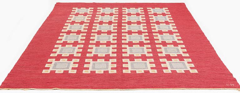Edna Martin, a carpet, 'Oktandria, röd', flat weave, approximately 323 x 227 cm, signed SH (Svensk hemslöjd).