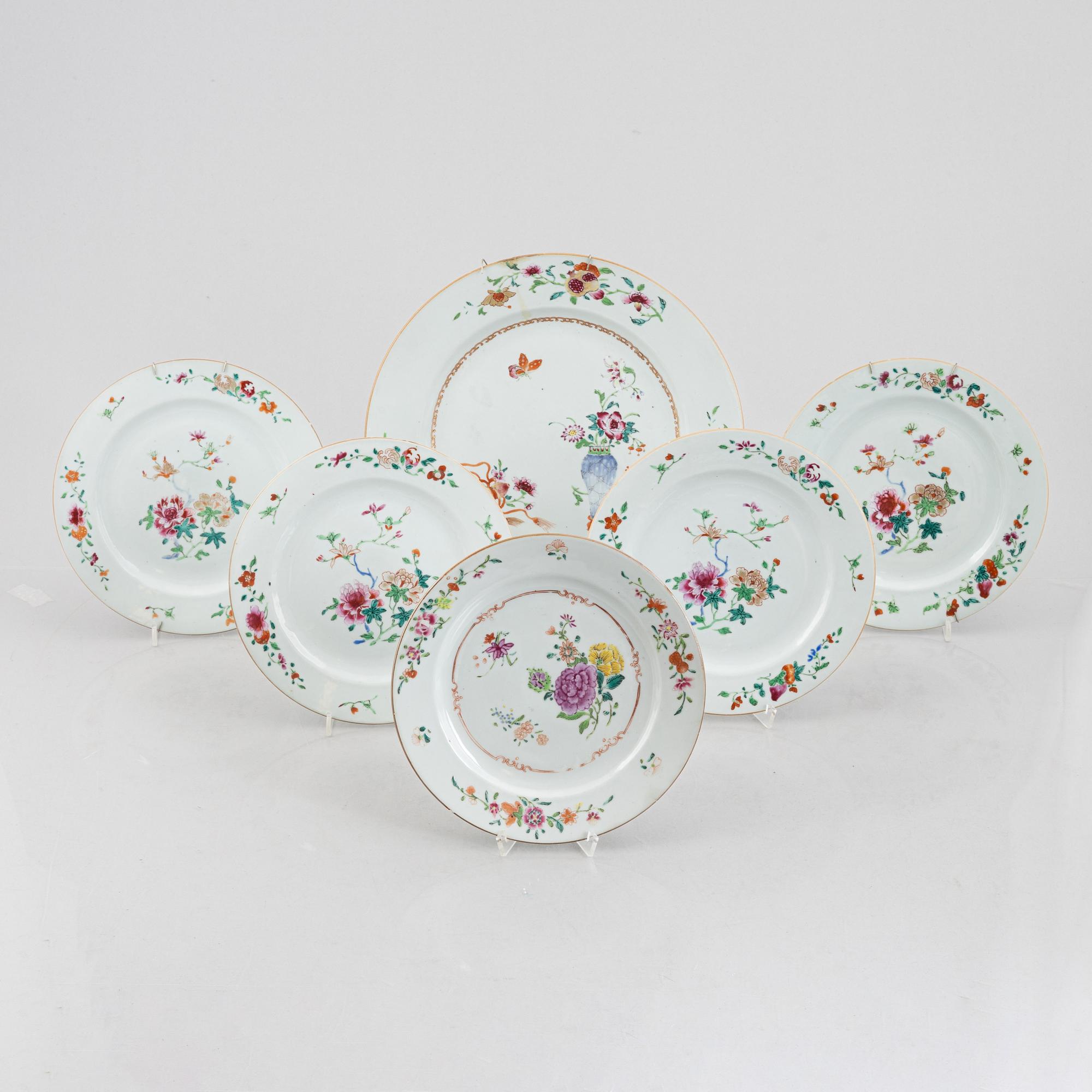 Five Famille rose plates and a charger, China, Qianlong (1736-95).