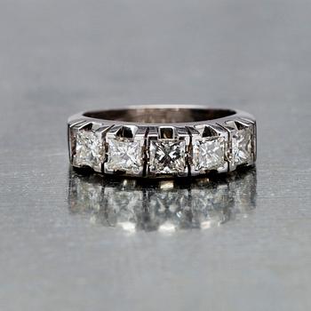 RING, vitguld 14K, 5 st princesslipade diamanter, tot. 1,63 ct. Paino 4,45 g.