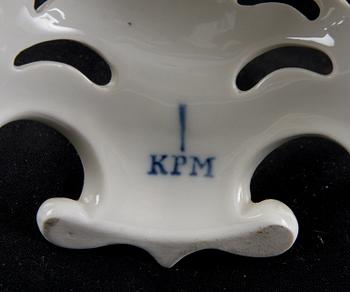 GALLERSKÅL PÅ FOT, porslin. KPM, senempire, 1800-tal.