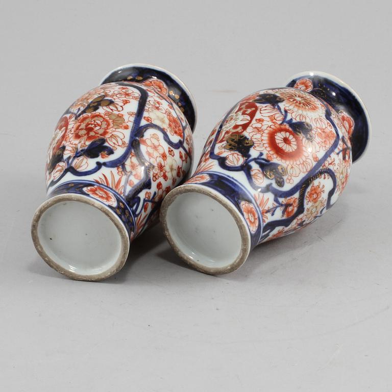 VASER, ett par, porslin, Japan, 1800/1900-tal.