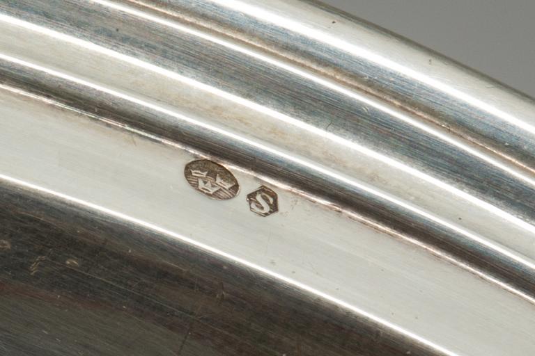 BRICKA, silver, Importstämplar. Vikt ca 694g.