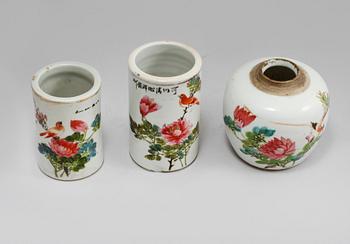 VASER, 2 st, samt BOJAN, porslin, Kina, 1900-tal.