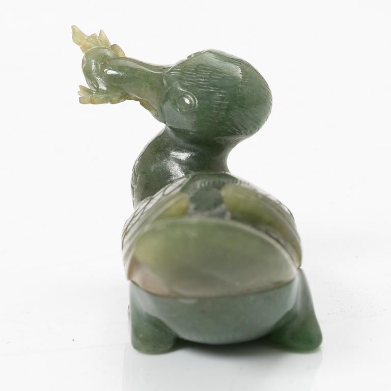 Bälteshake samt amulett och ask, nefrit och sten, Qingdynastin.