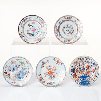 A set of 14 odd dinner plates, Qing dynasty, 18th Century.