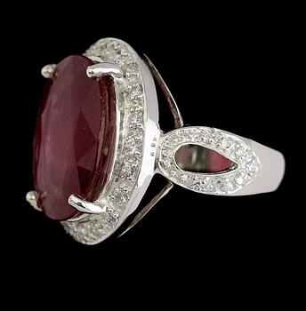 RING, vitguldspläterat sterlingsilver, rosa safir ca 12.00 ct, vita safirer tot ca 0.54 ct.