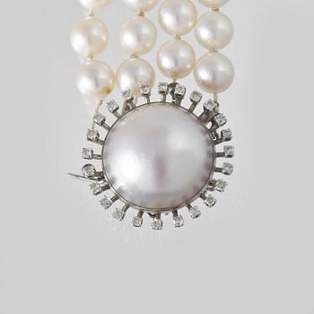 COLLIER, odlade pärlor med lås i 18K vitguld med åttkantslipade diamanter samt mabépärla, S Karlsson Stockholm, 1967.