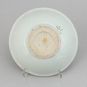 A blue and white dish and a box with cover, Ming dynasty (1368-1644).