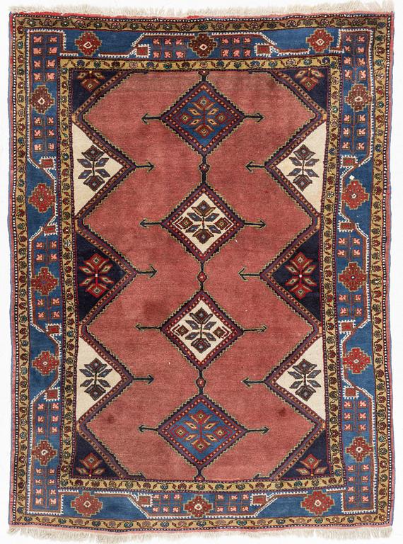 A Persian rug, ca 207 x 156 cm.