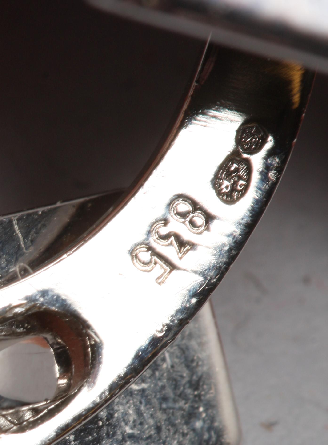 MANSCHETTKNAPPAR, ett par, silver, sten. Svenska importstämplar. Troligen 1970-tal.