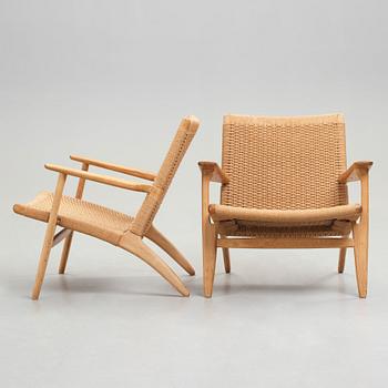 Hans J. Wegner, a pair of oak "CH-25" armchairs, Carl Hansen & Son, Denmark.