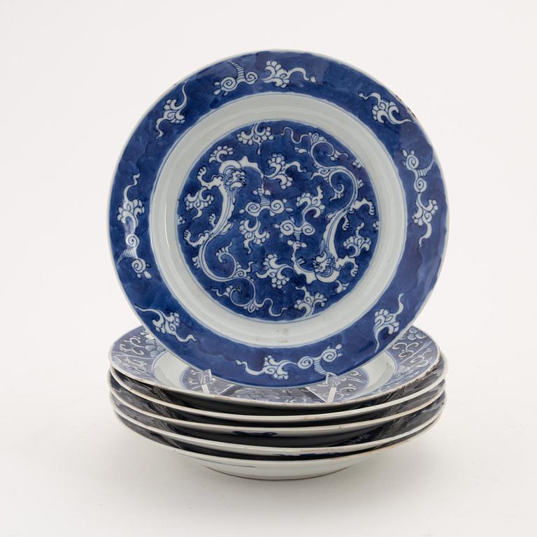 A set of six blue and white dishes, Qing dynasty, Kangxi (1662-1722).