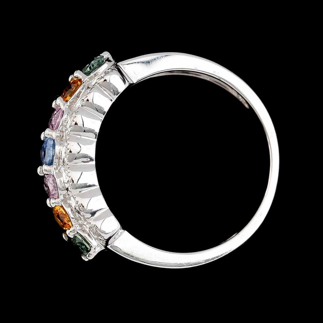 RING, 14K vitguld, diamanter tot ca 0.13 ct, flerfärgade safirer.