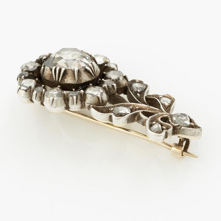 Brooch in silver set with rose-cut diamonds in the shape of a flower.