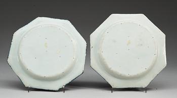 COASTERS, ett par, porslin. Qing dynastin, Qianlong (1736-95).