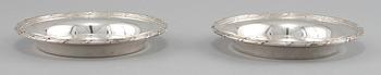 COASTERS, ett par, silver, Möllenborg, Stockholm, 1900. Vikt 500 g.
