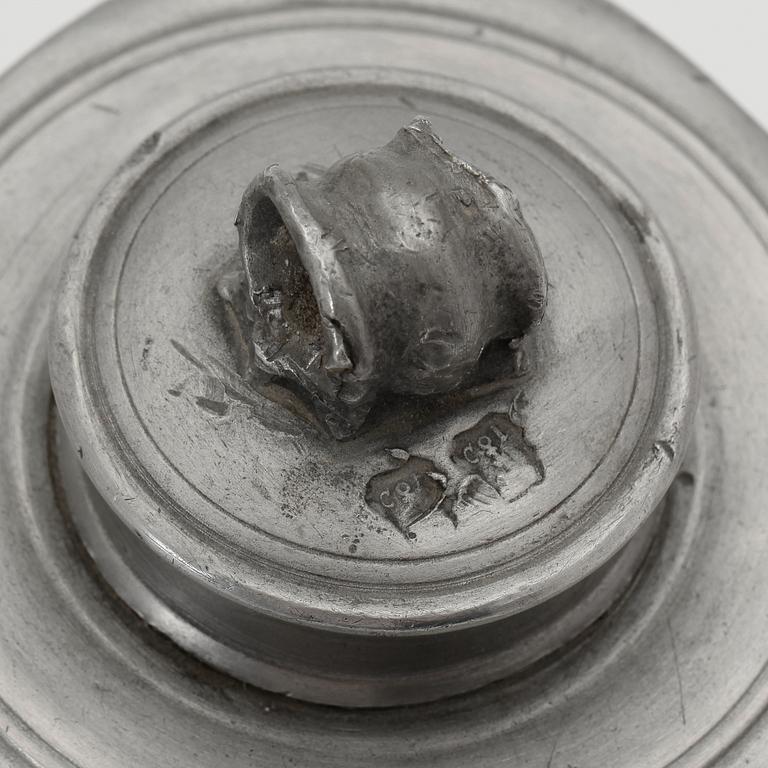 MÅLKÄRL SAMT PRISMAFLASKA, tenn, otydliga stämplar, troligen Sverige resp Tyskland 1700/1800-tal.