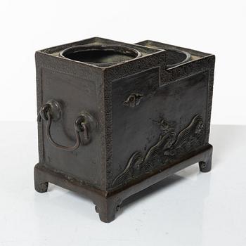 Sakevärmare / ställ, brons, Japan, Meiji (1868-1912).