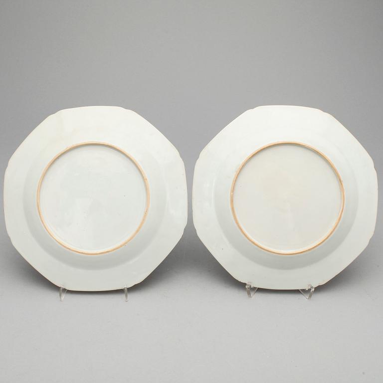 TALLRIKAR, 6st samt STEKFAT, kompaniporslin. Qing dynastin, Qianlong (1736-95).