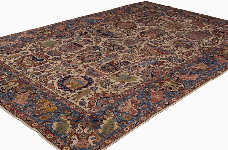 A semi-antique Tabriz ‘Zir Khaki' carpet, ca 366 x 251 cm.