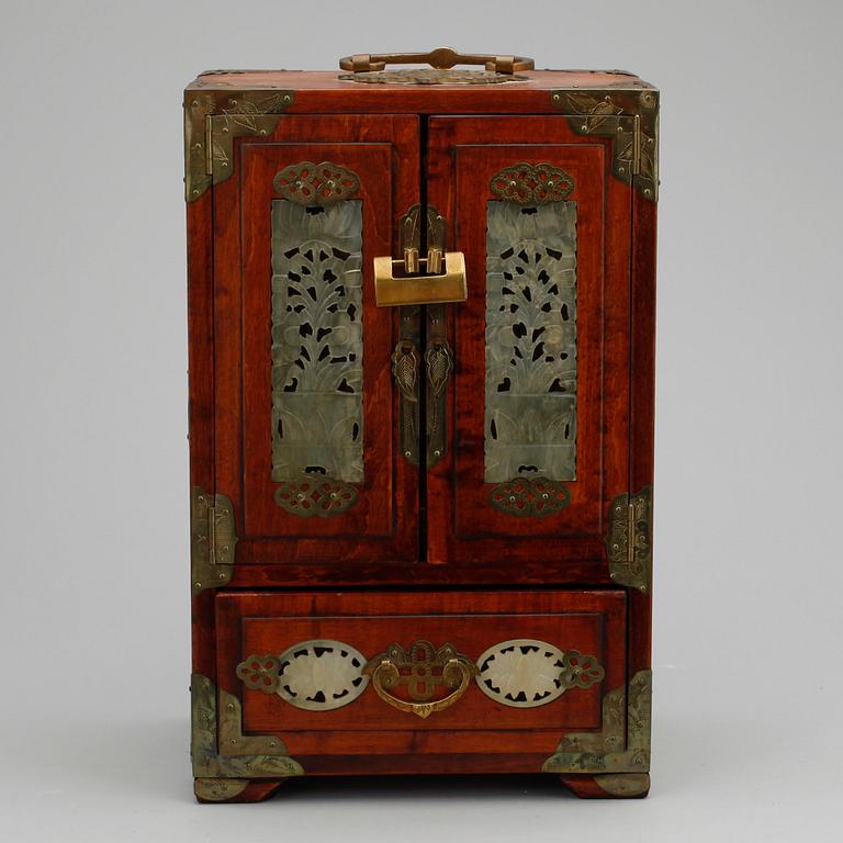 SMYCKESKRIN/MINIATYRSKÅP, trä, Kina, 1900-talets mitt/andra hälft.