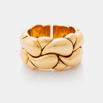 453. An 18K gold Chopard "Casmir" ring.