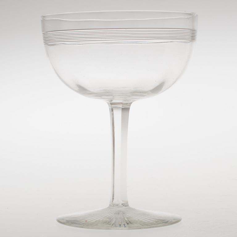 DELAR TILL GLASSERVIS, 15 delar, "Optio med bård", Kosta. Finns i priskurant för år 1896.