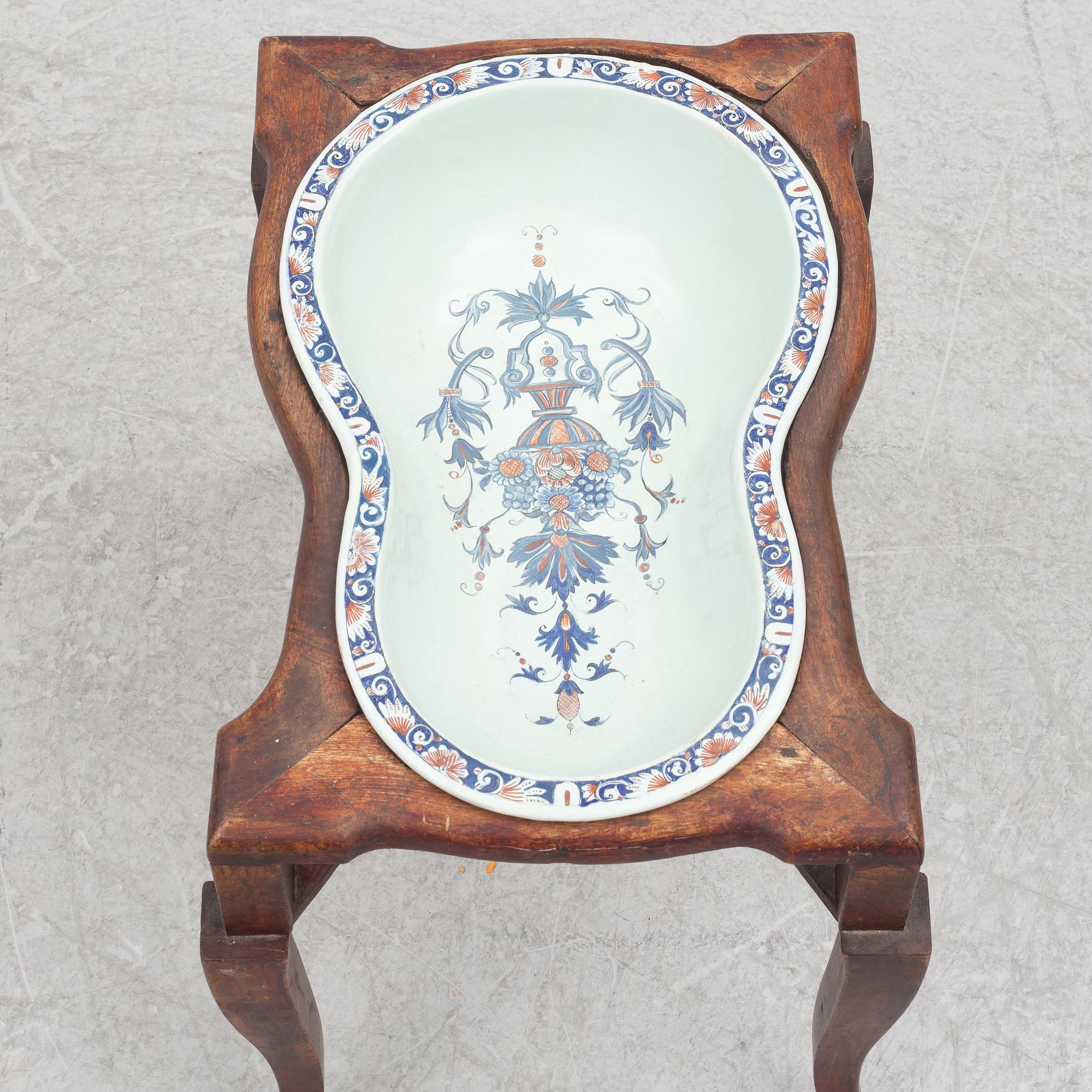 Bidé, fajans, med träställning, 1800-tal.