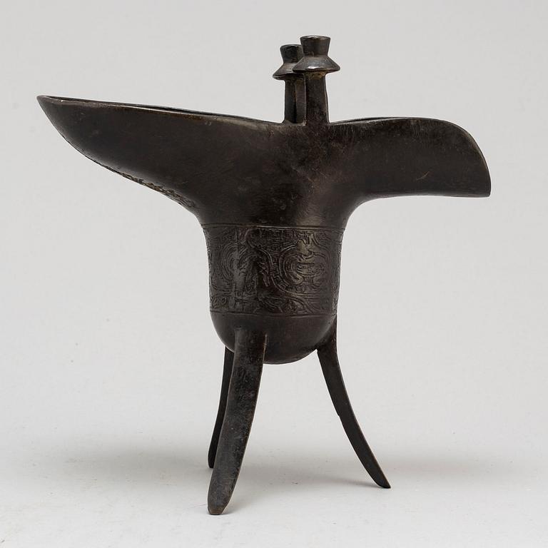 An Chinese bronze ritual libation vessel (Jue), 20th century.