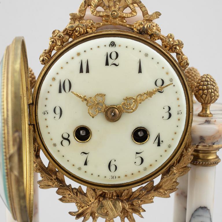 A mantle clock, around 1900.