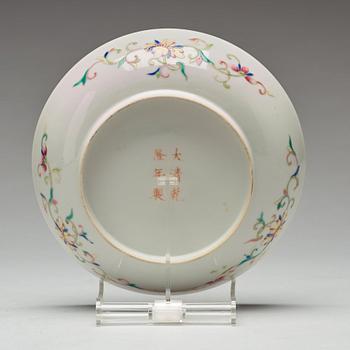 FAT, porslin. Qingdynastin, Guangxu (1875-1908), med Qianlongs märke.