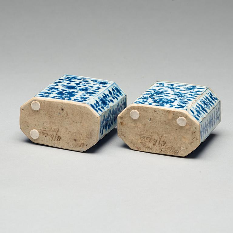 TEDOSOR med LOCK, ett par, porslin. Qingdynastin, Kangxi (1662-1722).