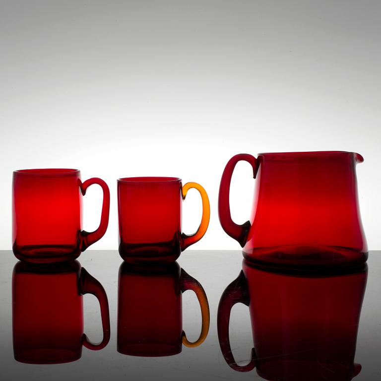 A Reijmyre jug and 6 glasses of ruby glass, third quarter of the 20th century.