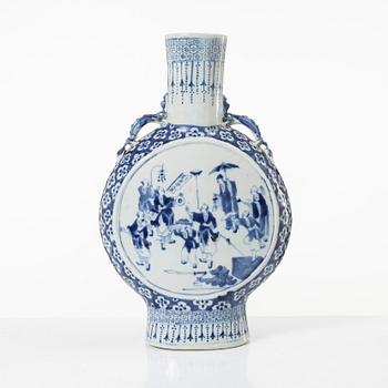 A blue and white moon flask, Qing dynasty, 19th century.