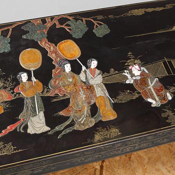A chinese coffe table from the early 20th century.