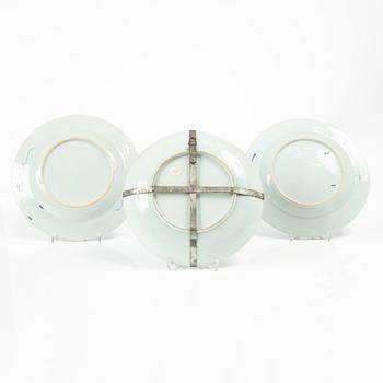 Skålfat samt ett par tallrikar, porslin, Kina, Qingdynastin, Yongzheng (1723-35).